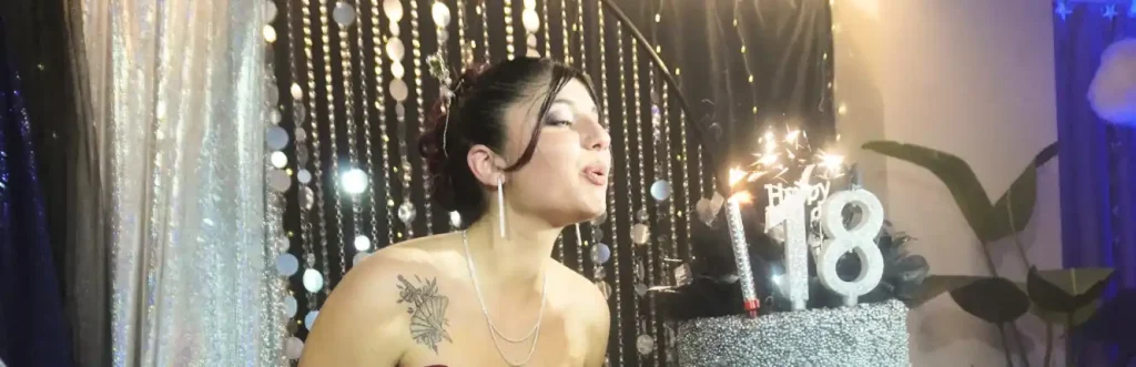 festeggiata soffia le candeline della sua torta alla sua festa presso EUFORIA Show Club a Roma Sud