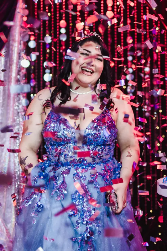 ragazza che sorride tra i coriandoli durante festa presso EUFORIA Show Club a Roma Sud