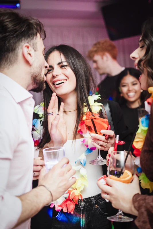 ragazza sorridente con ghirlanda al collo durante festa presso EUFORIA Show Club a Roma Sud