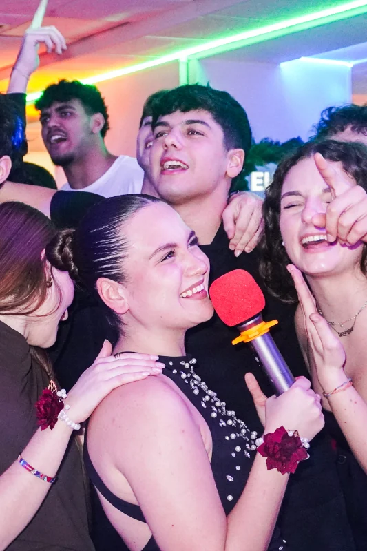 ragazzi che cantano al karaoke durante festa presso EUFORIA Show Club a Roma Sud